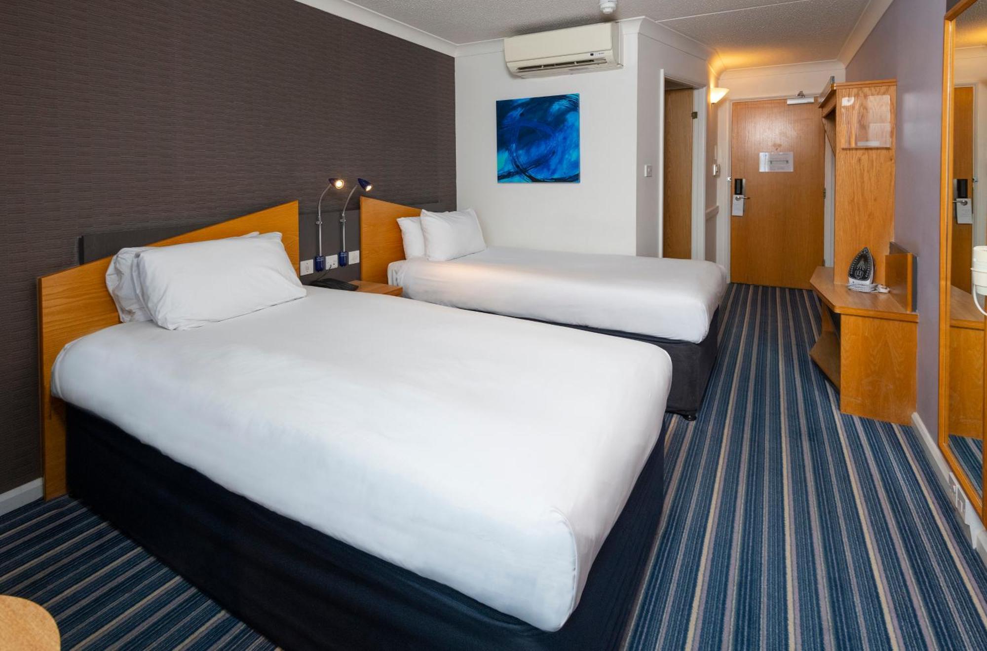 Holiday Inn Express Northampton - South By Ihg Εξωτερικό φωτογραφία
