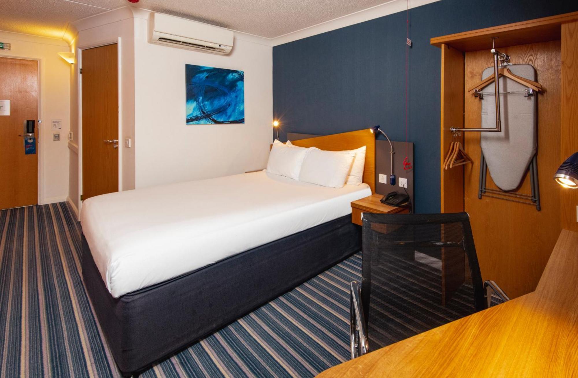 Holiday Inn Express Northampton - South By Ihg Εξωτερικό φωτογραφία