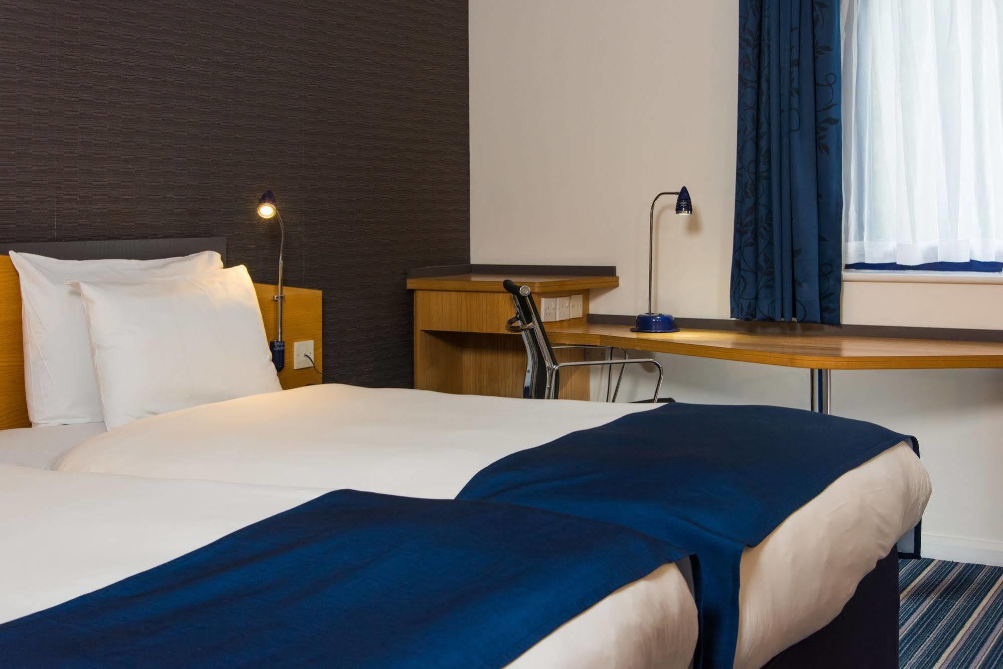 Holiday Inn Express Northampton - South By Ihg Εξωτερικό φωτογραφία
